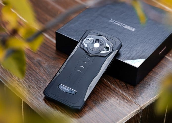 Celular mega resistente com certificação militar tem uma bateria que ...