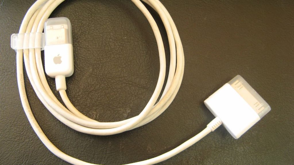Cabo FireWire de iPod, importante para a transferência de dados multimídia entre dispositivos. Via Tnarik Innael (CC)