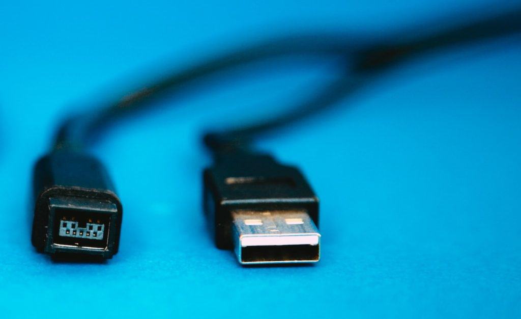 Cabos FireWire e USB. Via Markus Spiske/Unsplash